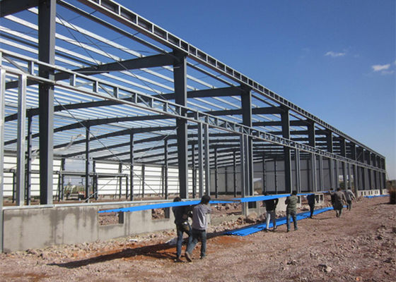 Construction facile d'entrepôt de structure métallique de longue durée avec le roulement vers le haut de la porte