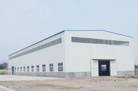 Long entrepôt de structure métallique de construction préfabriquée d'envergure avec de doubles portes coulissantes