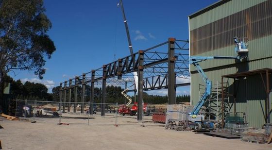 La construction portaile industrielle une d'entrepôt de structure métallique de cadre arrêtent la solution