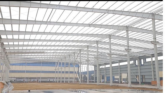 Construction de bâtiments d'entrepôts modernes avec cinq principaux types de composants structurels