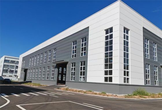 Structure en acier moderne et fonctionnelle
