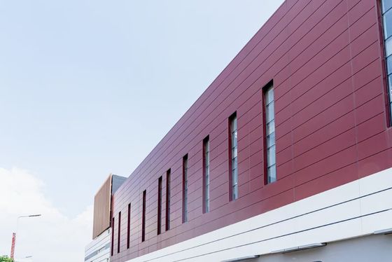 Construction d'un entrepôt en acier avec de belles vues Conception et préfabriqué pour la distribution