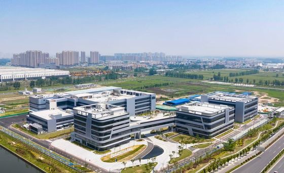 Entrepôt industriel à structure en acier avec porte enroulable et système de bardage en laine de roche ignifuge