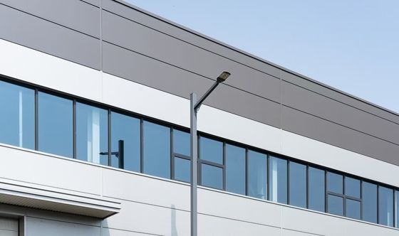 Solution de conception et de fabrication d'entrepôt de structure en acier durable avec revêtement de panneau sandwich