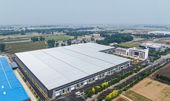 Solution de conception et de fabrication d'entrepôt de structure en acier durable avec revêtement de panneau sandwich