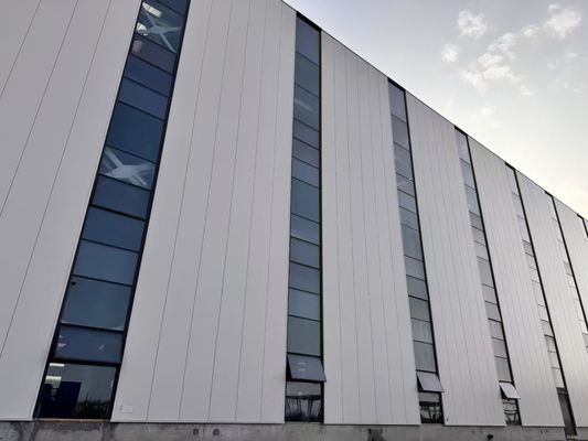 Panneau sandwich revêtement d'acier préfabriqué entrepôt résistant aux tremblements de terre Solution écologique