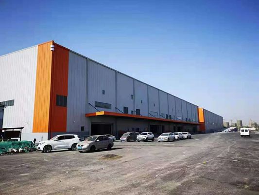 Entrepôt préfabriqué à structure en acier durable pour grande auvent de quai de chargement en hauteur