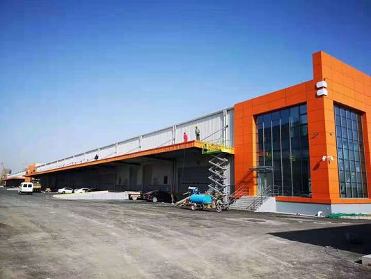 Entrepôt préfabriqué à structure en acier durable pour grande auvent de quai de chargement en hauteur